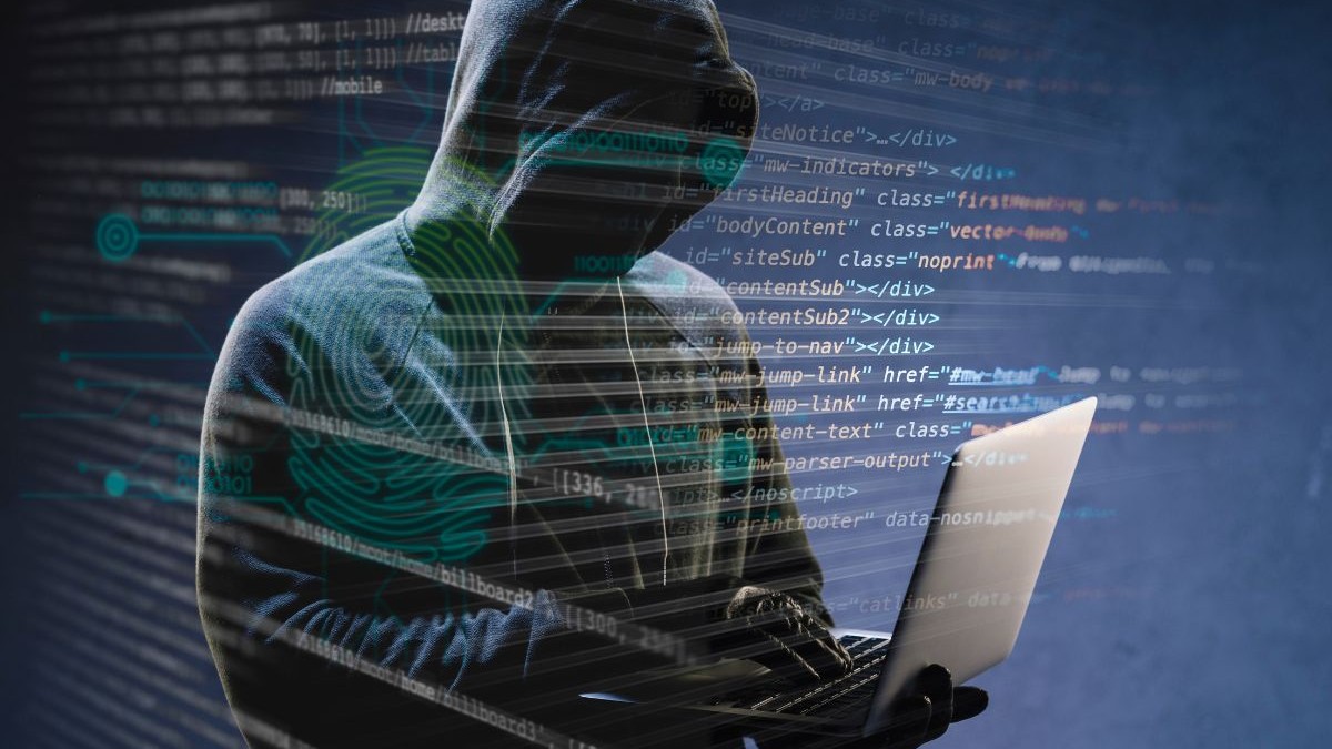 În imagine este o persoană îmbrăcată cu un hanorac cu gluga trasă pe cap, astfel încât fața nu i se vede clar. Persoana ține în mâini un laptop deschis. Peste imagine sunt suprapuse linii de cod scris în format HTML, cu multe cuvinte și simboluri în culori diferite, și o amprentă digitală stilizată de culoare albastră