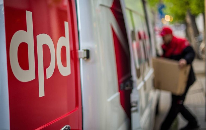Noua metodă folosită de escroci pentru a goli conturi bancare: mesaje false de la curierii DPD