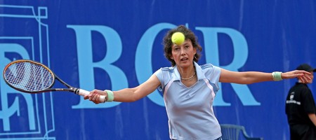 Fosta tenismena, Virginia Ruzici, loveste mingea, duminica 17 septembrie 2006, in timpul unei partide demonstrative, din cadrul turneului de tenis BCR Open Romania 2006.