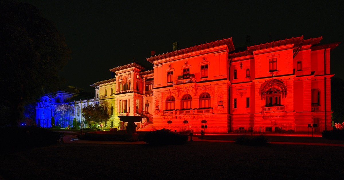 Instituțiile statului, luminate în culorile tricolorului