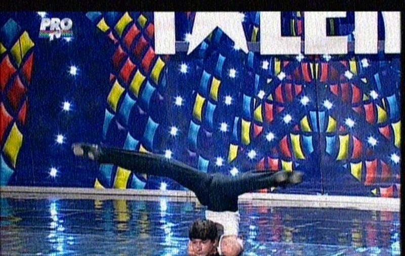 Juri că nu are oase! Darius, CONTORSIONISTUL care a făcut show la ”Românii au talent”