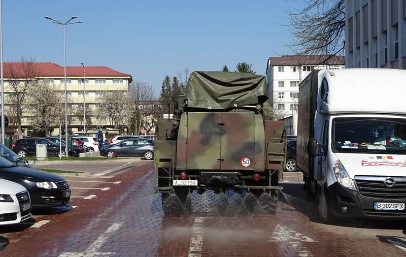 FOTO: Cum decontaminează armata străzile din Suceava