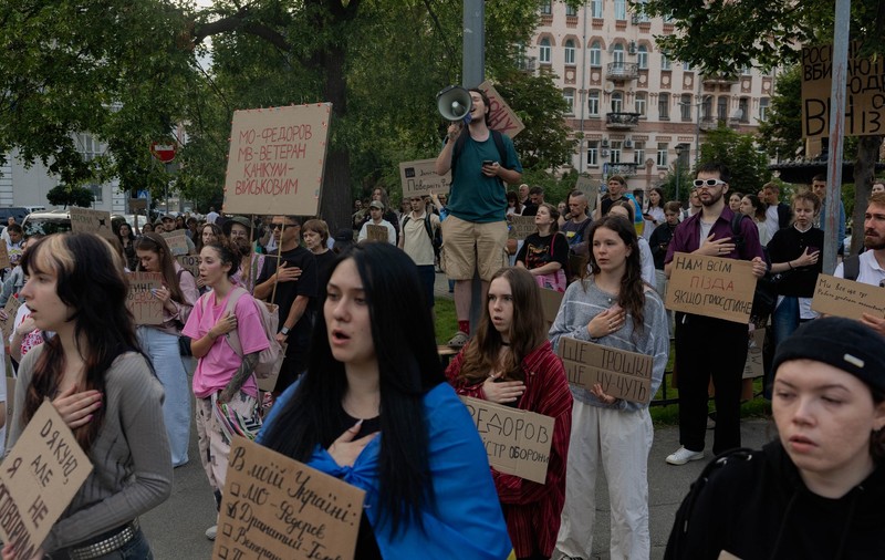 Culisele revoluției neașteptate de la conducerea militară a Ucrainei și alegerea dificilă a lui Volodimir Zelenski, care riscă și cea mai grea criză politică din mandatul său