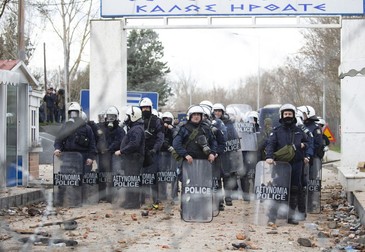 Poliția elenă nu este dispusă să deschidă granițele pentru miile de persoane care încearcă să treacă din Turcia FOTO: EPA