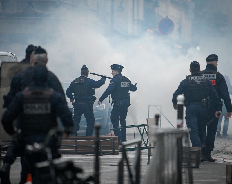 Confruntări violente la Paris între manifestanții kurzi și forțele de ordine, după atacul armat soldat cu 3 morți