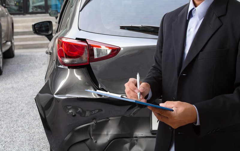 Ce faci dacă îți tamponează mașina un șofer cu „RCA ieftină”. Ghid de supraviețuire pe piața asigurărilor auto