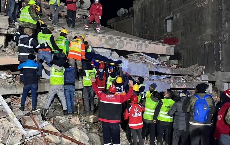 Miracole în Turcia, după patru zile de la cutremur: o mamă și cei trei copii ai ei au fost scoși în viață de sub dărâmături