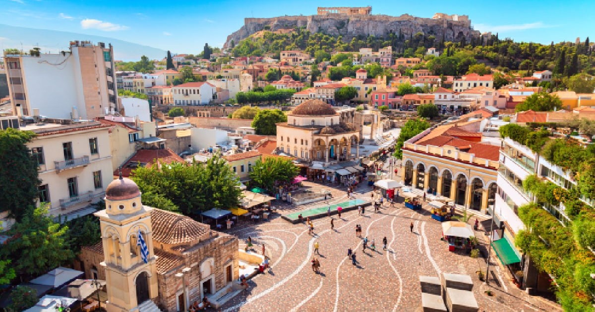Orizontul Atenei cu Piața Monastiraki, Biserica Pantanassa și dealul Acropolis în timpul zilei însorite de vară