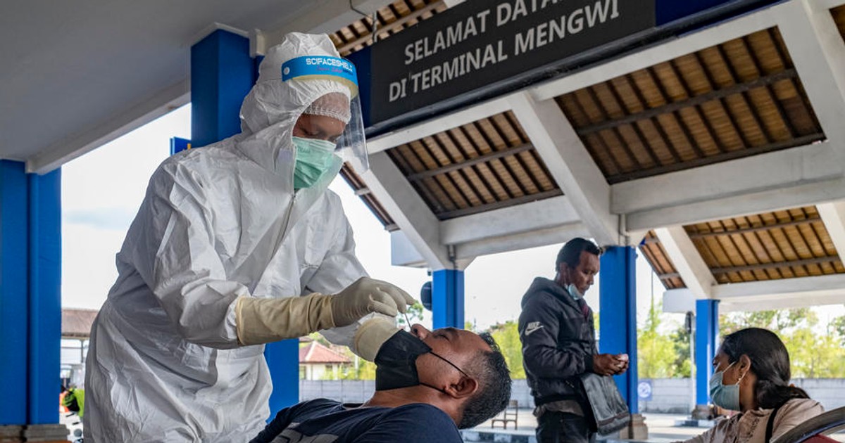 Tampoane nazale pentru COVID-19 refolosite pe un aeroport din Indonezia. Poliția a efectuat arestări