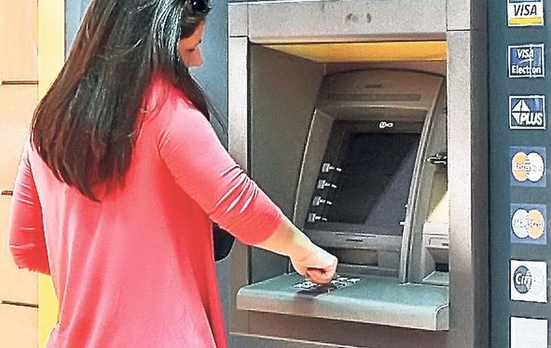 Cât te costă consultarea contului la ATM
