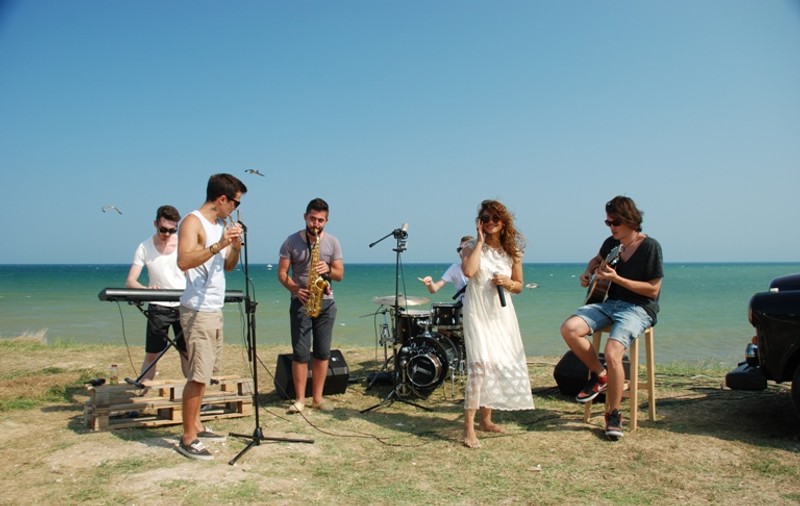 Aylin şi-a lansat videoclip în care cântă live în Vamă