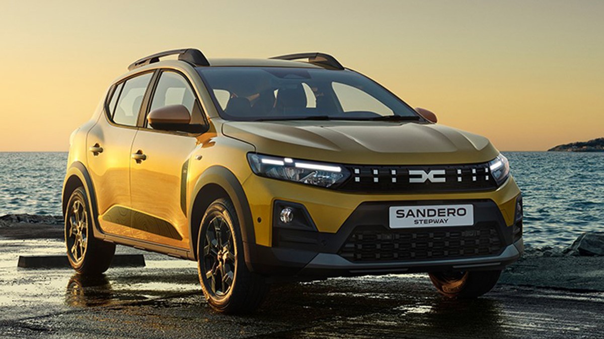 Dacia Sandero muștar,cu motor hibrid, fotografiata la apus