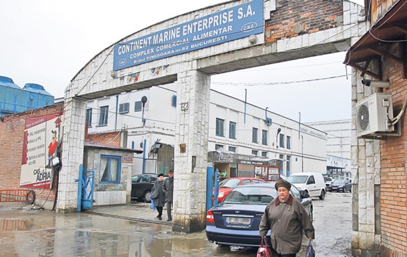 Îşi riscă sănătatea pentru un salam mai ieftin | FOTO