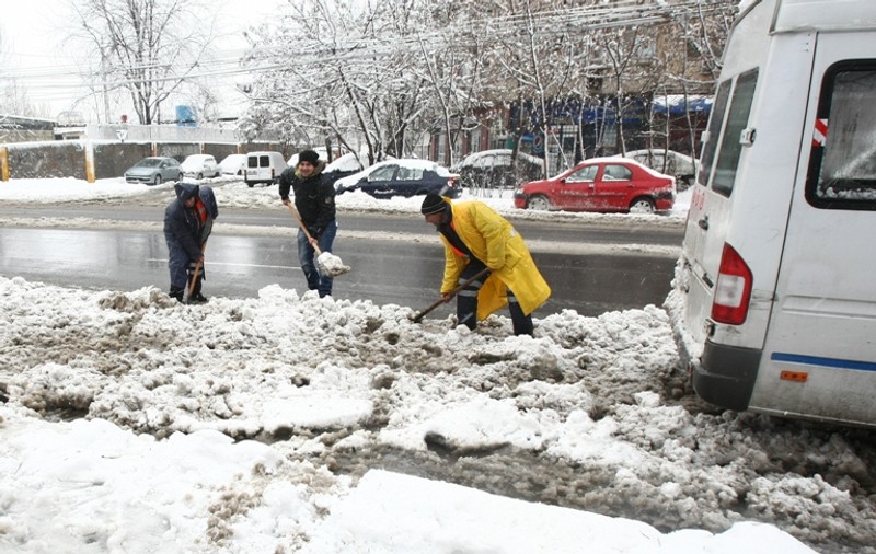 Luptătorii fac deszăpezirea în Capitală. Vezi exact unde