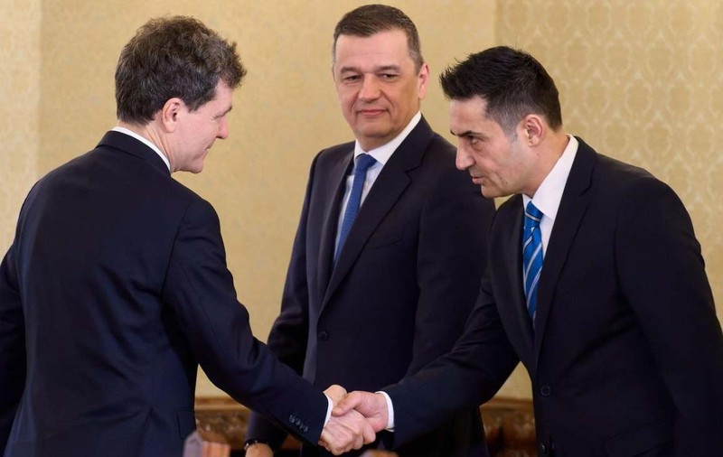 Secretarul general al PSD, Claudiu Manda, dă mâna cu președintele Nicușor Dan pe 18 mai 2026, la Cotroceni, înaintea consultărilor pentru noul premier. Președintele PSD, Sorin Grindeanu, privește. Foto: Profimedia