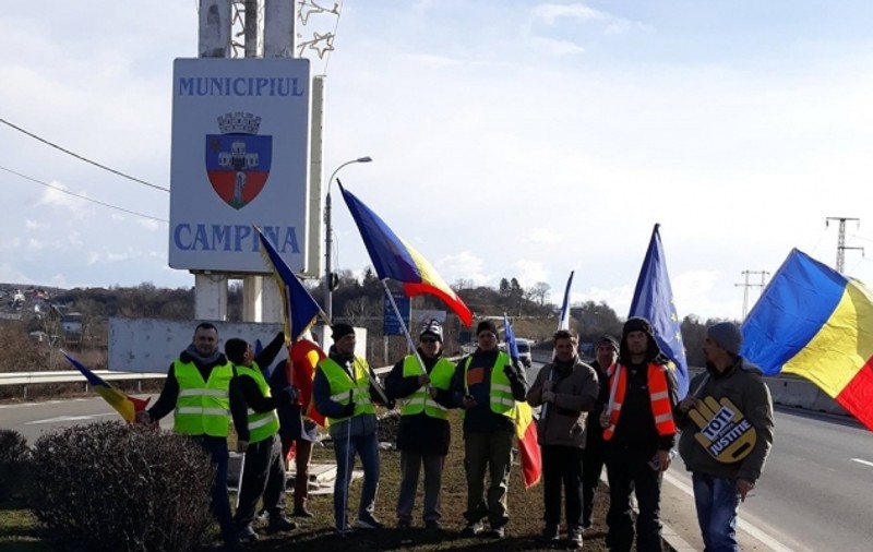 Protestatarii care au plecat pe jos din Cluj, primiți în Ardeal „cu pâine, sare, tricolor şi lacrimi în ochi”, dar au fost și huiduiți