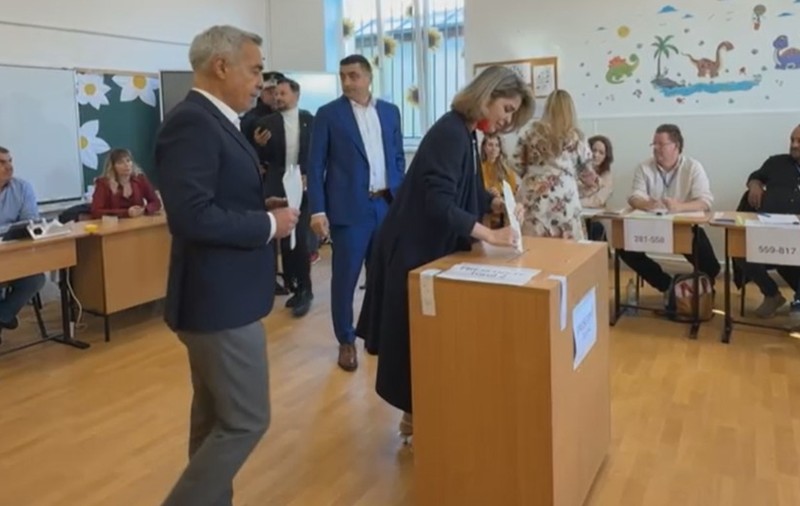 Cum a apărut Cristela Georgescu la secția de votare. Detaliul care a atras toată atenția la soția lui Călin Georgescu