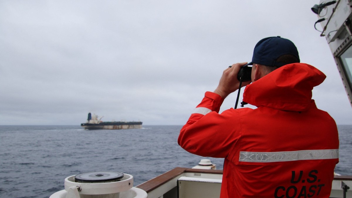 Petrolierul MV Bella 1, supravegheat și confiscat de Marina americană Foto: Profimedia
