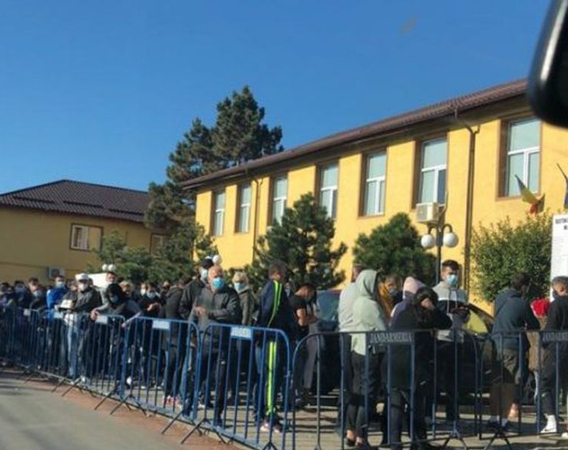 Două alegeri organizate în pandemie, mobilizare complet diferită. Cozi în septembrie, secții goale în decembrie