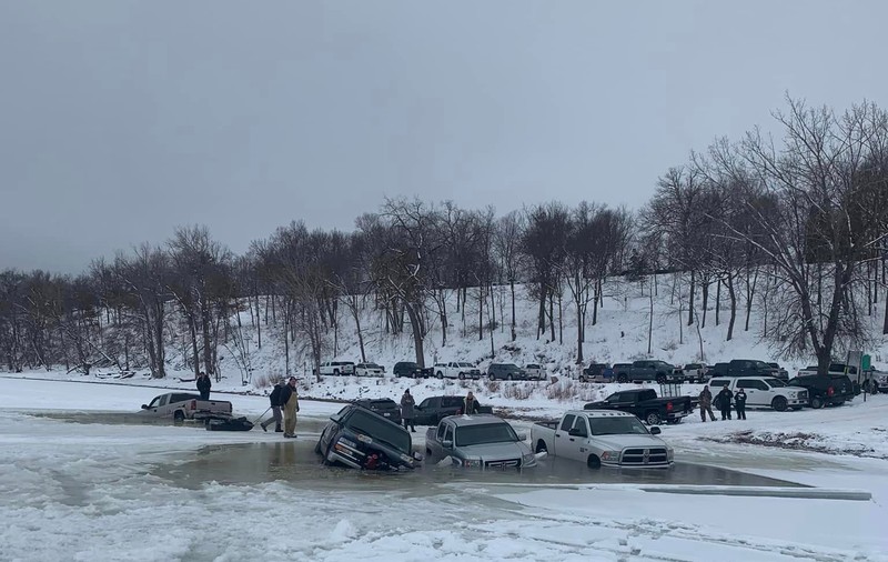 Mașinile pescarilor cad în lacul Pepin din SUA, după ce s-a rupt gheața sub ele