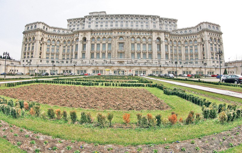 Palatul Parlamentulului angajează 17 ghizi pentru turiștii care vizitează clădirea