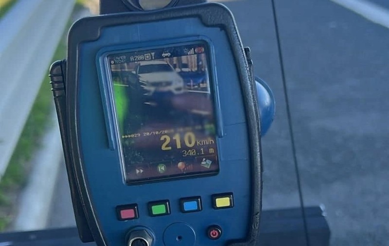 Un șofer prins circulând cu 210 km/h, pe A1 Deva-Nădlac, amendat cu 3.300 de lei