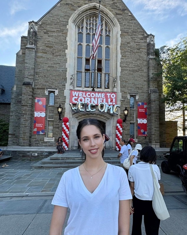 Cum au apărut Andreea Marin și Violeta la Universitatea Cornell din America, acolo unde tânăra va studia. „Dorul m-a cuprins la întoarcerea acasă”