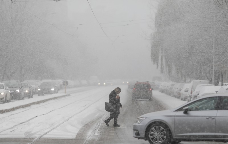 Ninsori, viscol și polei în jumătate de țară, inclusiv în București. Trafic îngreunat în mai multe zone