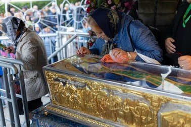 O femeie se roagă la moaștele Sfintei Parascheva