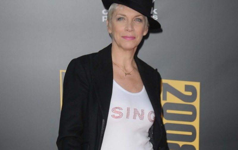Annie Lennox îl critică pe Papa pentru descurajarea sexului protejat