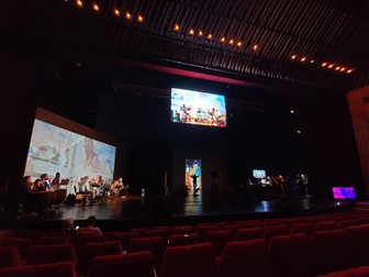 Una dintre poveștile Hektomeronului. În stânga, instrumentiștii, pe centru, actorul, iar în dreapta, echipa tehnică