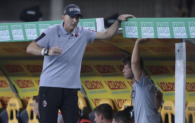 VIDEO / Bolnav de leucemie, Sinișa Mihajlovic și-a respectat promisiunea și a stat pe banca Bolognei după 40 de zile de chimioterapie