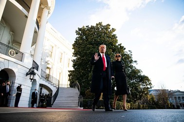 Donald Trump părăsind Casa Albă după patru ani de mandat. Foto: Profimedia