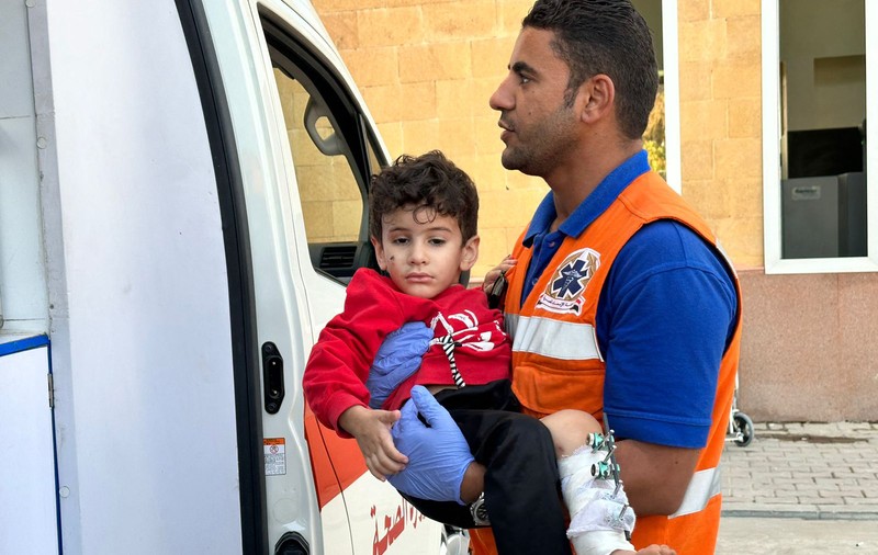 Epuizați și fără resurse, medicii din Gaza se luptă să salveze victimele atacurilor israeliene. „Întreaga populație moare”