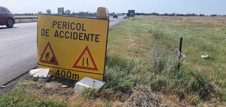 Crucea din dreapta întărește tabla care anunță pericol de accidente pe E85, înainte de Focșani