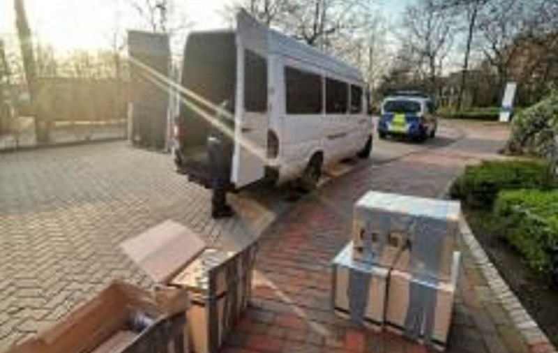 O româncă a primit în Danemarca 5 cutii cu bunuri de 21.000 de euro, să le aducă în țară, dar poliția i le-a luat, în Germania: „Cui aparțin de fapt?”