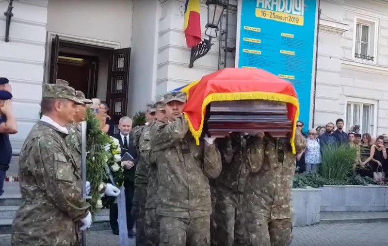 Zsolt Török a fost înmormântat cu onoruri militare la Arad. Sicriul cu trupul alpinistului, acoperit cu steagul tricolor / VIDEO