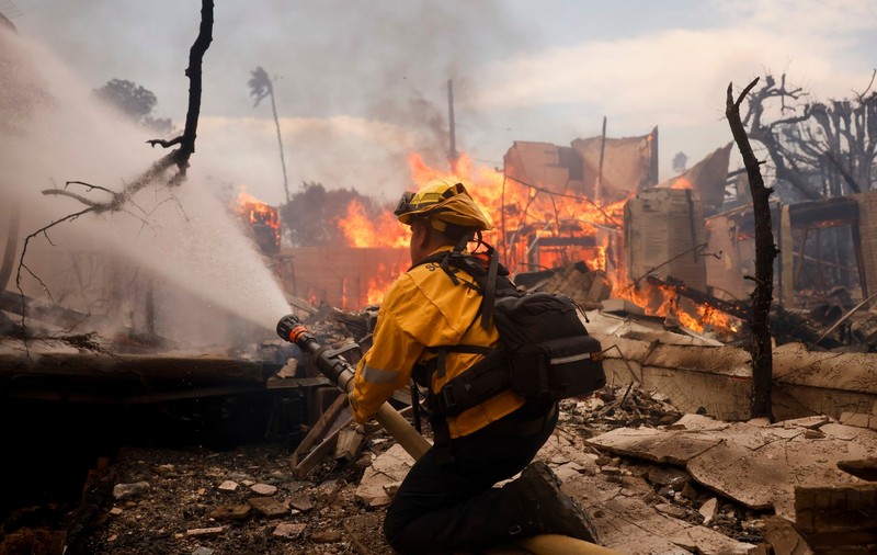 Pompierii americani se luptă cu mai multe incendii chiar în suburbiile orașului Los Angeles 