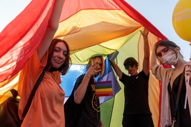 Câțiva tineri, la Bucharest Pride, sub steagul curcubeu