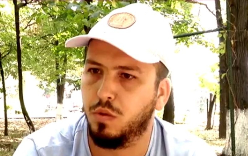 Tânăr cu deficienţe motorii, bătut și umilit de propria familie