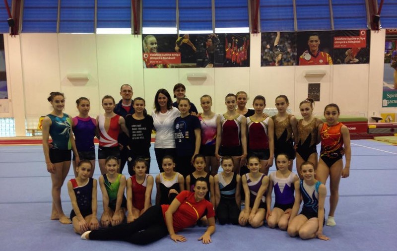 Nadia Comăneci le-a făcut o vizită-surpriză gimnastelor de la lotul naţional