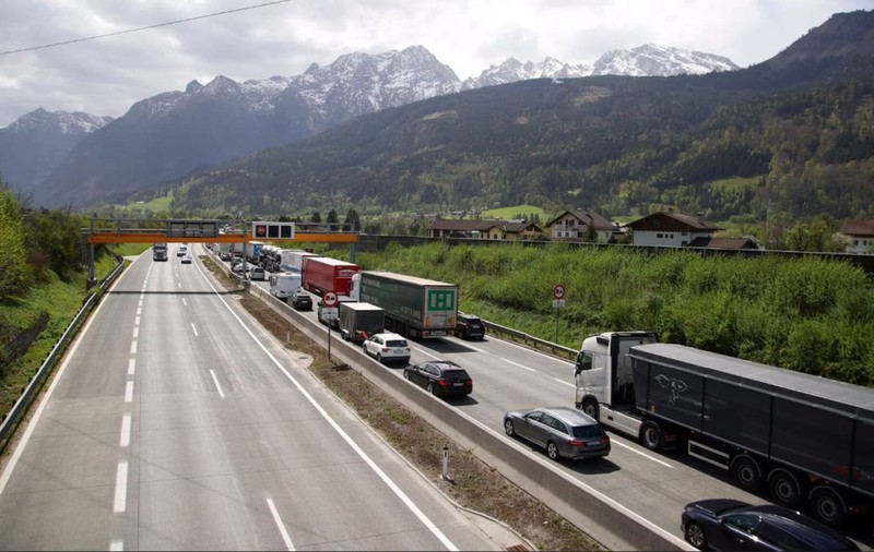 Un șofer român s-a ascuns în toaleta benzinăriei, când a văzut polițiștii lângă camioneta lui, oprită pe o autostradă din Austria