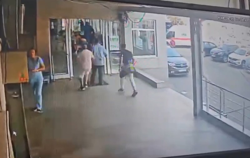 Două clanuri din orașul Pantelimon s-au bătut în stradă cu bâte și săbii. Conflictul a continuat în spital | VIDEO