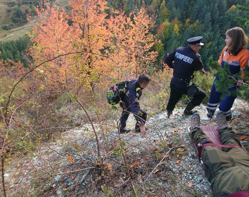 GALERIE FOTO: Cercetător salvat de pe munte după ce i s-a făcut rău în timpul studiilor geologice pe care le făcea