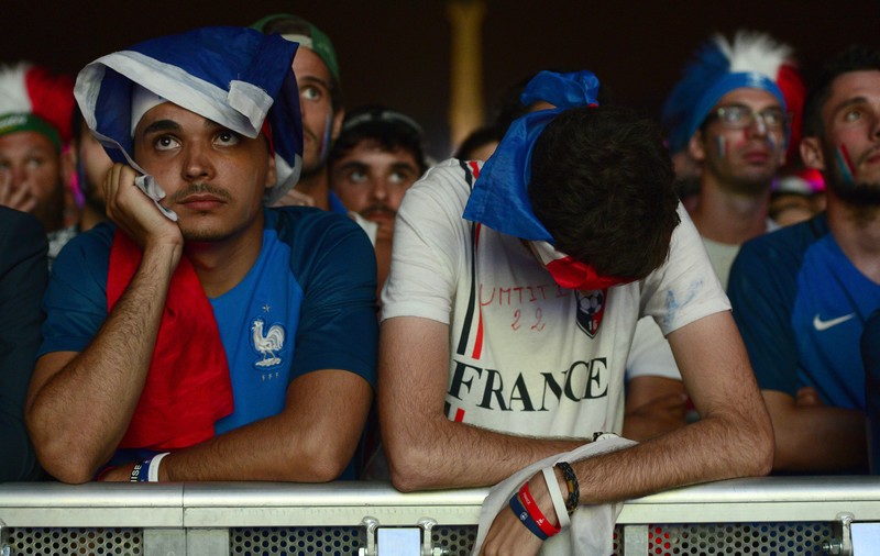 Euro 2016. Gestul tulburător care face înconjurul lumii. Un copil portughez consolează un fan francez VIDEO