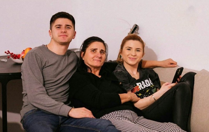 Imagine rară cu Cristina Ciobănașu și părinții biologici. Actrița s-a emoționat când și-a văzut tatăl: „Echipa a fost în formulă completă”