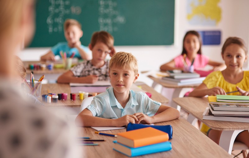 Luni începe școala! Cifrele care arată haosul din Educație: părinți stresați, copii anxioși și cheltuieli uriașe