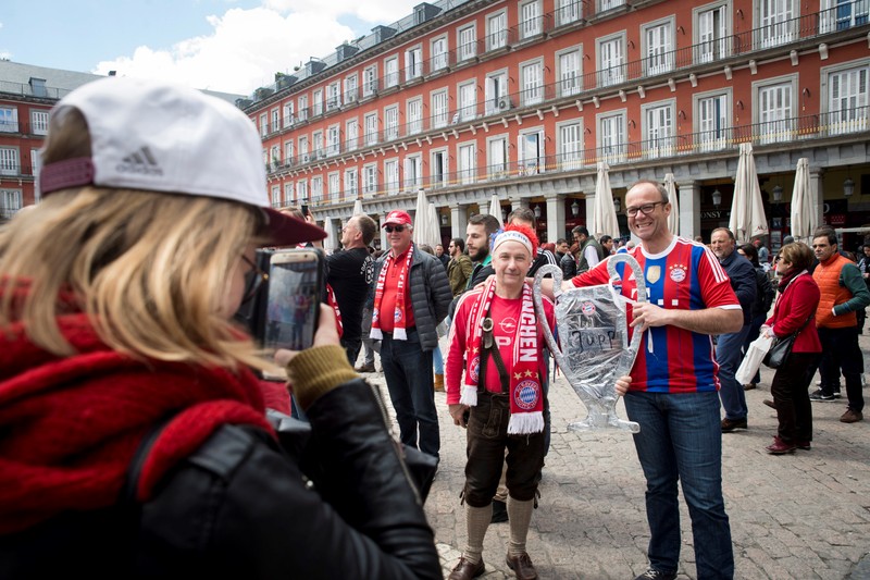 epa06704256 FC Bayern Munich fans enjoy the sunny weather at Plaza Mayor in Madrid, Spain, 01 May 2018. Real Madrid and Bayern Munich will play a second leg Champions League semi final match later in the day at Santiago Bernabeu stadium. EPA-EFE/Luca Piergiovanni