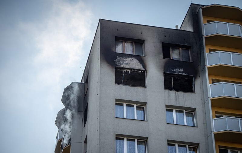 Incendiu devastator produs într-un bloc din orașul ceh Bohumin. 11 persoane au murit