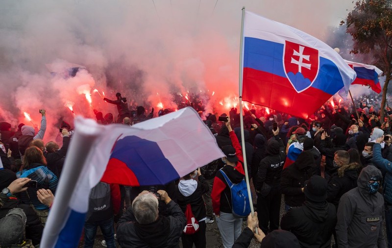 Furie în Bratislava, frustrare în Manchester, obstacole legale în Berlin: unii europeni se ridică împotriva noului val de restricții COVID